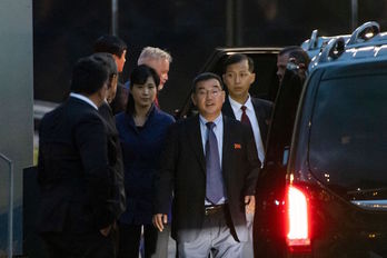 La delegación norcoreana, a su llegada a Estocolomo. (Jonathan NACKSTRAND/AFP)