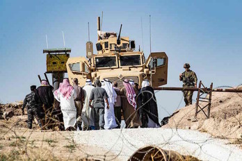 Kurdos protestan contra la amenaza turca en una base de la coalición liderada por EEUU a las afueras de la ciudad siria de Ras al-Ain. (Delil SOULEIMAN/AFP)