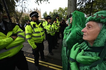 Policías ante manifestantes, junto a Westminster. (Ben STANSALL | AFP)