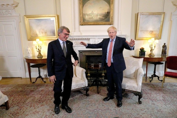 Boris Johnson recibe en el 10 de Downing Street al presidente del Parlamento Europeo, David Sassoli. (Aaron CHOWN / AFP)