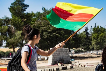 Una joven ondea una bandera kurda durante una marcha en Al-Hasakah. (Delil SOULEIMAN / AFP)