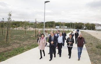 Visita municipal al nuevo parque situado en el solar del antiguo matadero. (AYUNTAMIENTO DE IRUÑEA)