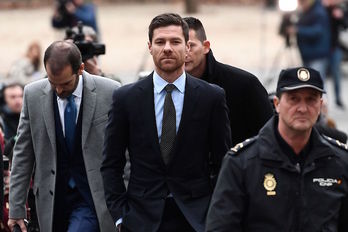 Xabi Alonso, a su llegada a la Audiencia de Madrid. (Pierre-Philippe MARCOU/AFP)