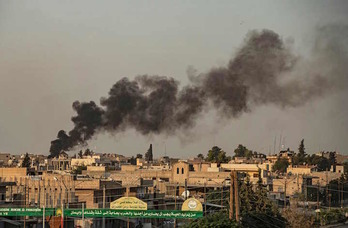 Una columna de humo se eleva tras el bombardeo en la localidad fronteriza de Serekanye. (Delils SOULEIMAN/AFP)