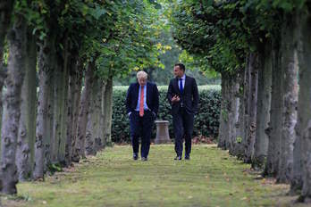 El primer ministro británico, Boris Johnson, y su homólogo irlandés, Leo Varadkar, hoy en el hotel Thornton Manor, cerca de Birkenhead, al norte de Inglaterra. (Noel MULLEN/AFP)