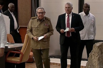 Raúl Castro y Miguel Díaz-Canel, a su llegada a la Asamblea. (CUBAVISIÓN / AFP)