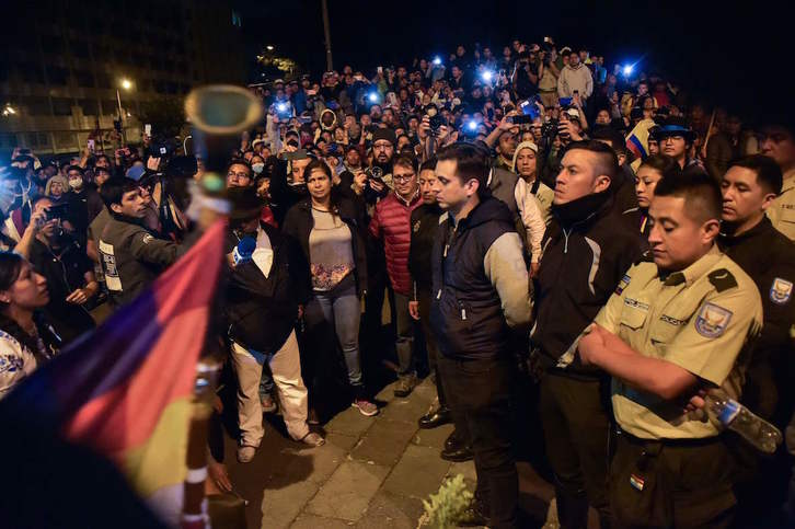 Los indígenas han retenido a una decena de policías. (Rodrigo BUENDIA / AFP)