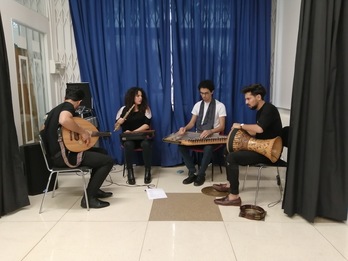 Nai Barghouti, junto a otros miembros de su grupo, en la presentación del ciclo en Iruñea. (SODEPAZ)