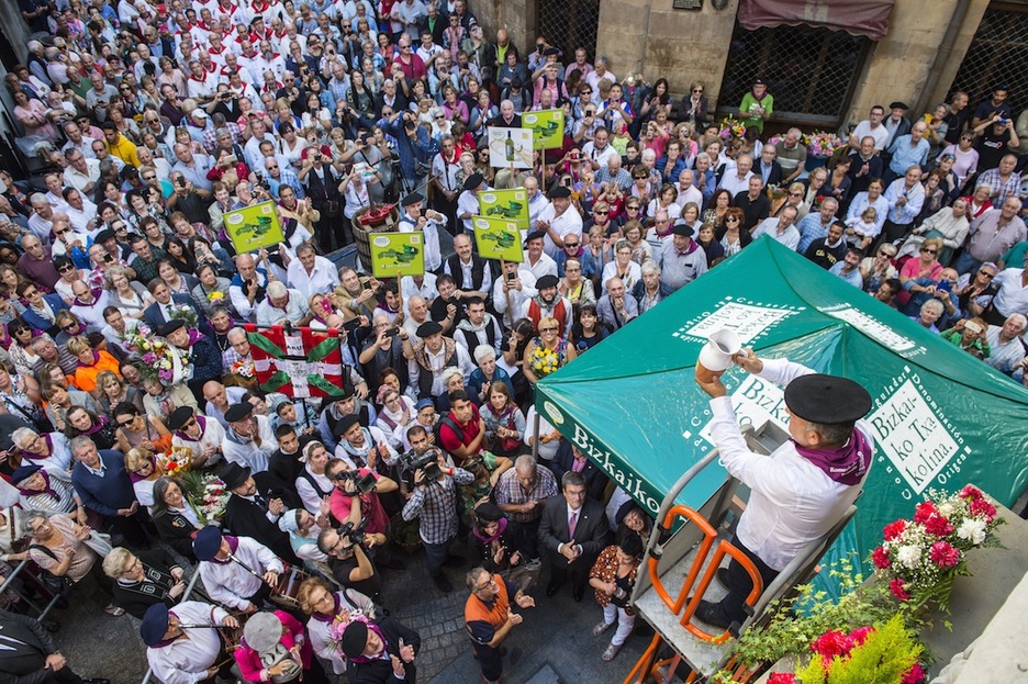 Dos centenares de personas han participado en la ofrenda al mediodía. (Marisol RAMIREZ | FOKU)