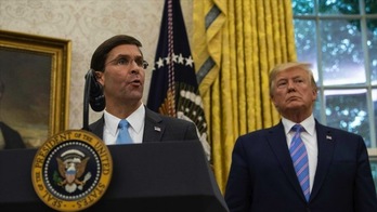 El secretario de Defensa, Mark Esper, junto a Donald Trump en la Casa Blanca, el pasado 23 de julio. (AFP)