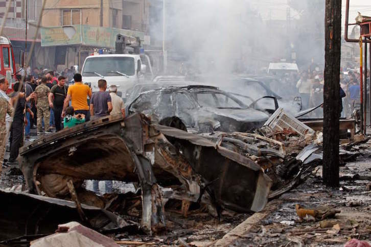 Restos del coche bomba que ha estallado en Qamishlo en el atentado del ISIS. (Mohamed AHMED/AFP)