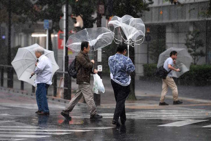 Los efectos del ciclón ya se notan en Tokio. (Franck FIFE/AFP)
