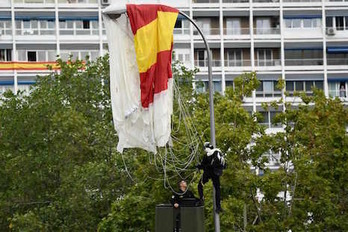 El paracaidista accidentado esta mañana en el desfile militar. (Óscar DEL POZO/AFP)