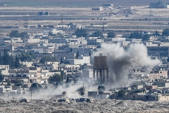 Humo saliendo de la ciudad fronteriza siria de Ras al-Ain mientras se libran combates a lo largo de la frontera. (Ozan KOSE/AFP)