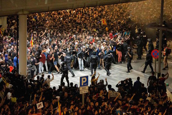 Miles de personas ocupan la terminal de El Prat. (Lluis GENÉ | AFP)