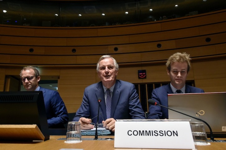 El jefe negociador de la UE para el Brexit, Michel Barnier (c), ha comparecido en Luxemburgo. (John THYS / AFP)