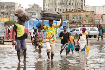 Un grupo de personas trata de salvar sus enseres tras el paso del ciclón Idai el 15 de marzo de 2019 (CC Denis Onyodi _Climate Centre)