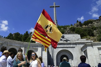 Franquistas exhiben una bandera español inconstitucional en el Valle de los Caídos. (Javier SORIANO / AFP)