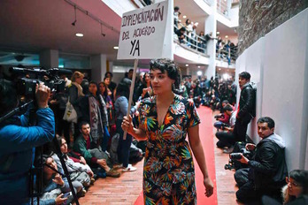 Milena Reyes, exguerrillera de las FARC-EP y miembro del partido Fuerza Alternativa Revolucionaria del Común, participó en el desfile organizado el 18 de setiembre en Bogotá por la cooperativa de excombatientes Tejiendo Paz. (Juan BARRETO/AFP)