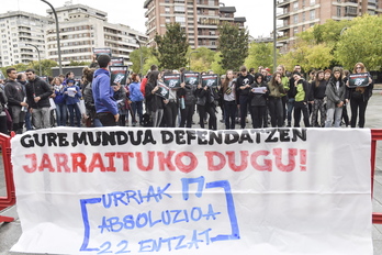 Concentración ante los juzgados, minutos antes del juicio por el gaztetxe Maravillas. (Idoia ZABALETA / FOKU)