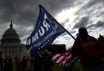Partidarios de Trump protestan frente al Capitolio por el posible «impeachment» contra el presidente. (Olivier DOULIERY / AFP)