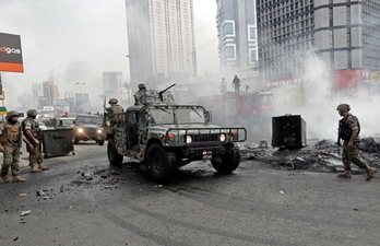  El Ejército desmonta las barricadas en el norte de Beirut. (ANWAR AMRO-AFP)