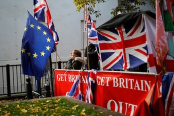 Banderas de la UE y británicas en el exterior del Parlamento de Westminster. (Tolga AKMEN / AFP)
