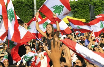 Una manifestación contra la subida de impuestos y la corrupción ha recorrido Beirut. (Mahmoud ZAYYAT / AFP)