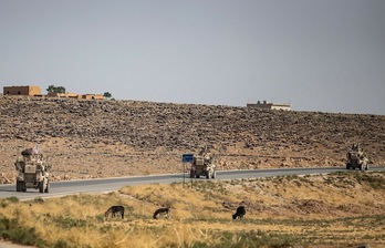 Camiones militares estadounidenses en una carretera de Tal Tamr, tras su salida de la base. (Delil SOULEIMAN / AFP) 
