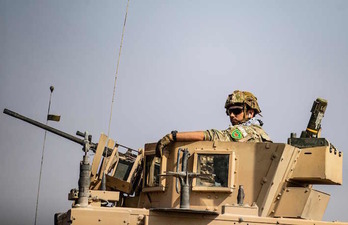 El emblema de las milicianas kurdas, en el uniforme del soldado estadounidense. (Delil SOULEIMAN/AFP)