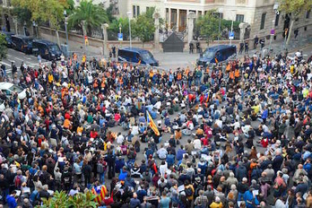 Concentración frente a la Delegación del Gobierno español. (José JORDAN/AFP)