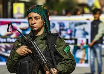  Una miliciana kurda en un puesto de vigilancia en Qamishli. (Delil SOULEIMAN- AFP)