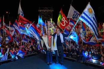 Graciella Villar junto a Daniel Martínez. (Pablo PORCIUNCULA BRUNE / AFP)