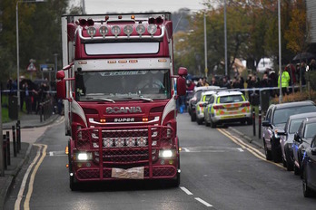 La Policía traslada el camión frigorífico donde este miércoles fueron hallados 39 cuerpos. (Ben STANSALL/AFP)