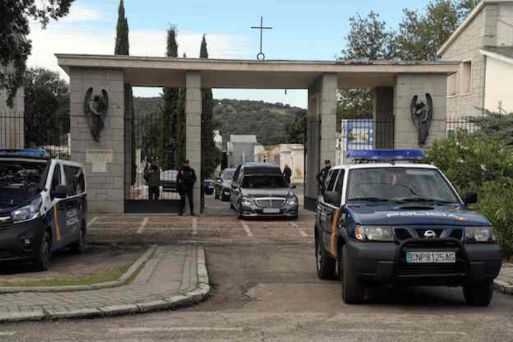 Coches funerarios y policiales en el cementerio de Mingorrubio cuando se trasladó el cuerpo de Franco. (Curto DE LA TORRE/AFP) 