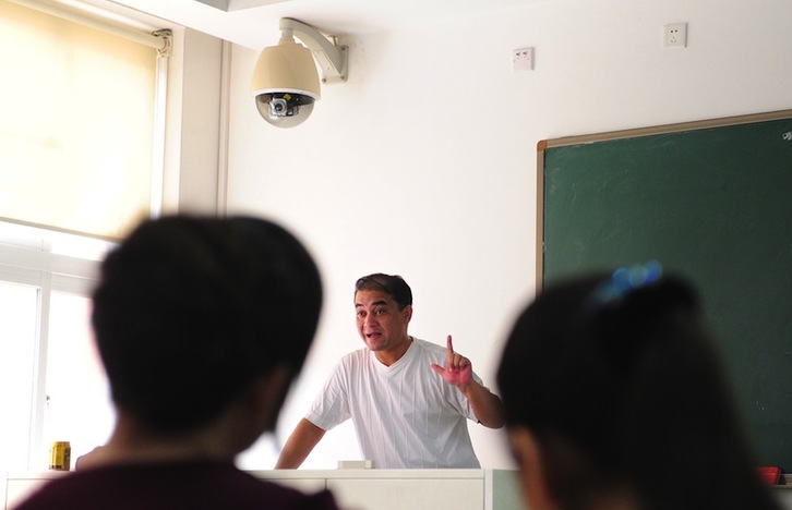 El profesor Ilham Tohti en una de sus clases universitarias antes de ser detenido y encarcelado de por vida. (FREDERIC J. BROWN - AFP)