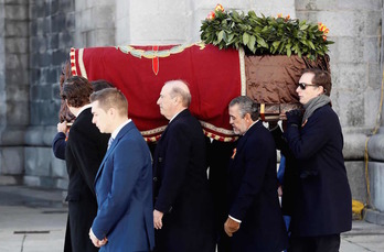 Así han salido los restos del dictador español Francisco Franco de los Caídos. (AFP)