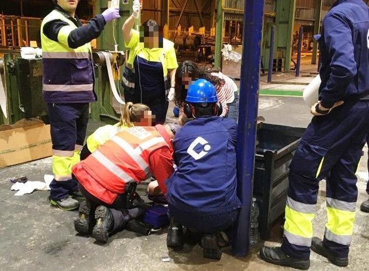 Sanitarios, policías y compañeros atienden al trabajador herido. (@policiaforal_na)