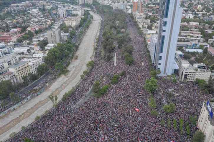 Una multitudinaria manifestación pidió la marcha de Piñera en Santiago de Chile. (Pedro UGARTE/AFP)