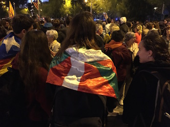 Jóvenes catalanes, ayer viernes ante la comisaría española. (R.S.)