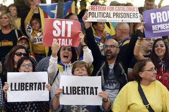 Carteles entre la multitud esta tarde en Barcelona. (Josep LAGO | AFP)