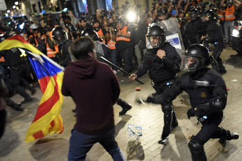 Los Mossos han irrumpido a porrazos y pelotazos de foam. (Josep LAGO | AFP)