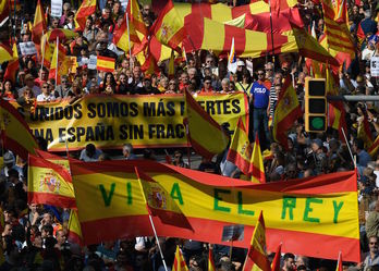 La manifestación españolista ha recorrido el Passeig de Gràcia de Barcelona. (Lluís GENÉ/AFP)