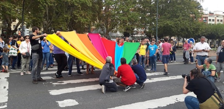 Vecinos de Deustu en el acto en demanda de un proceso participativo. (A.GOIKOETXEA)