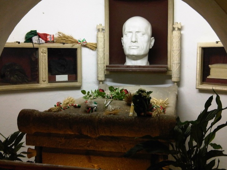 El alcalde de Predappio prometió en la campaña electoral que la tumba de Mussolini se abriría permanentemente. (WIKIPEDIA)