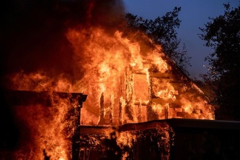 La prioridad se concentra en salvar las ciudades de Healdsburg (en la imagen) y Windsor. (Josh EDELSON / AFP)