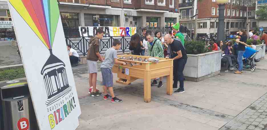 Varios participantes en la fiesta juegan al futbolín. (@goikodeustu)