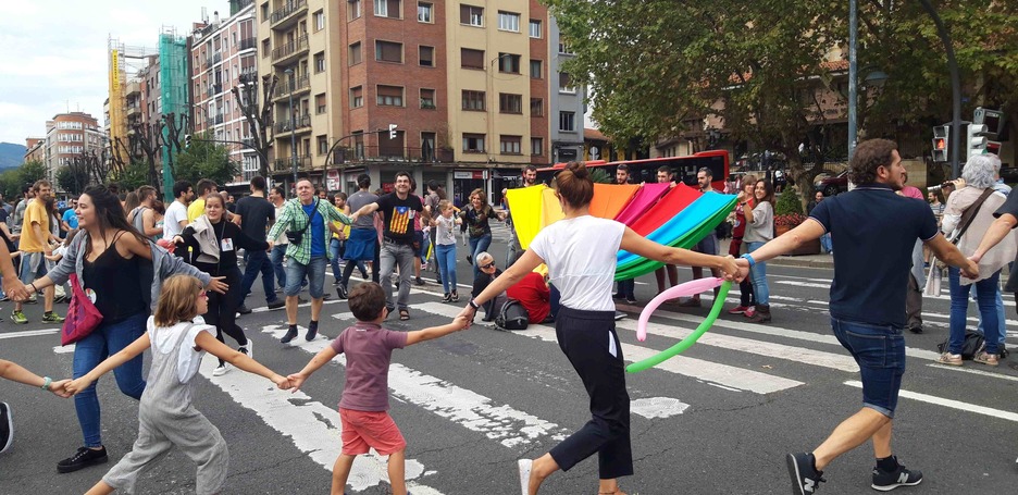 Mientras cortaron la avenida, realizaron una cadeneta. (@goikodeustu)