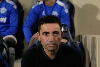 Asier Garitano, en el banquillo del Estadio de La Cerámica. (LA OTRA FOTO)