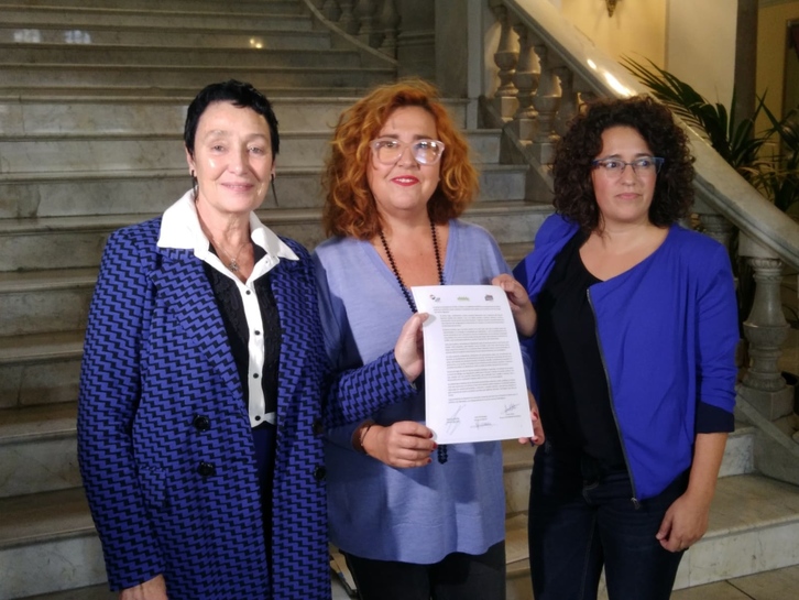 Jone Goirizelaia, Nekane Alonso y Ana Viñals muestran la declaración.